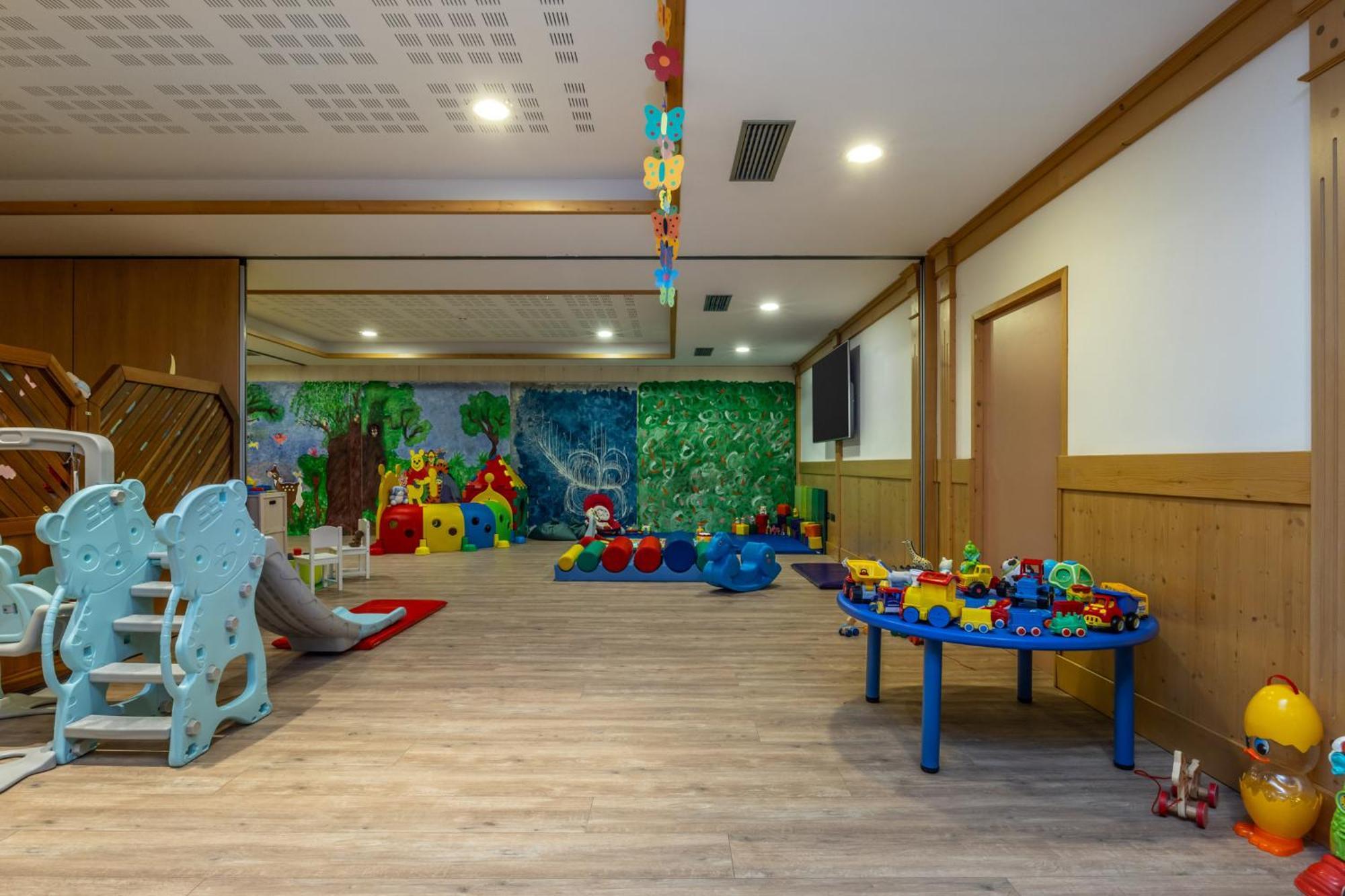 Alpholiday Dolomiti Wellness & Family Hotel Dimaro Bagian luar foto