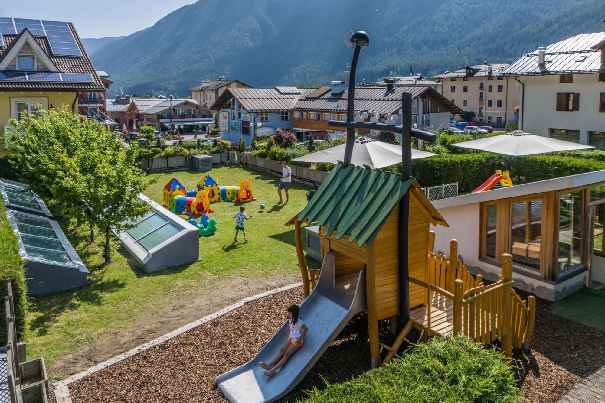 Alpholiday Dolomiti Wellness & Family Hotel Dimaro Bagian luar foto
