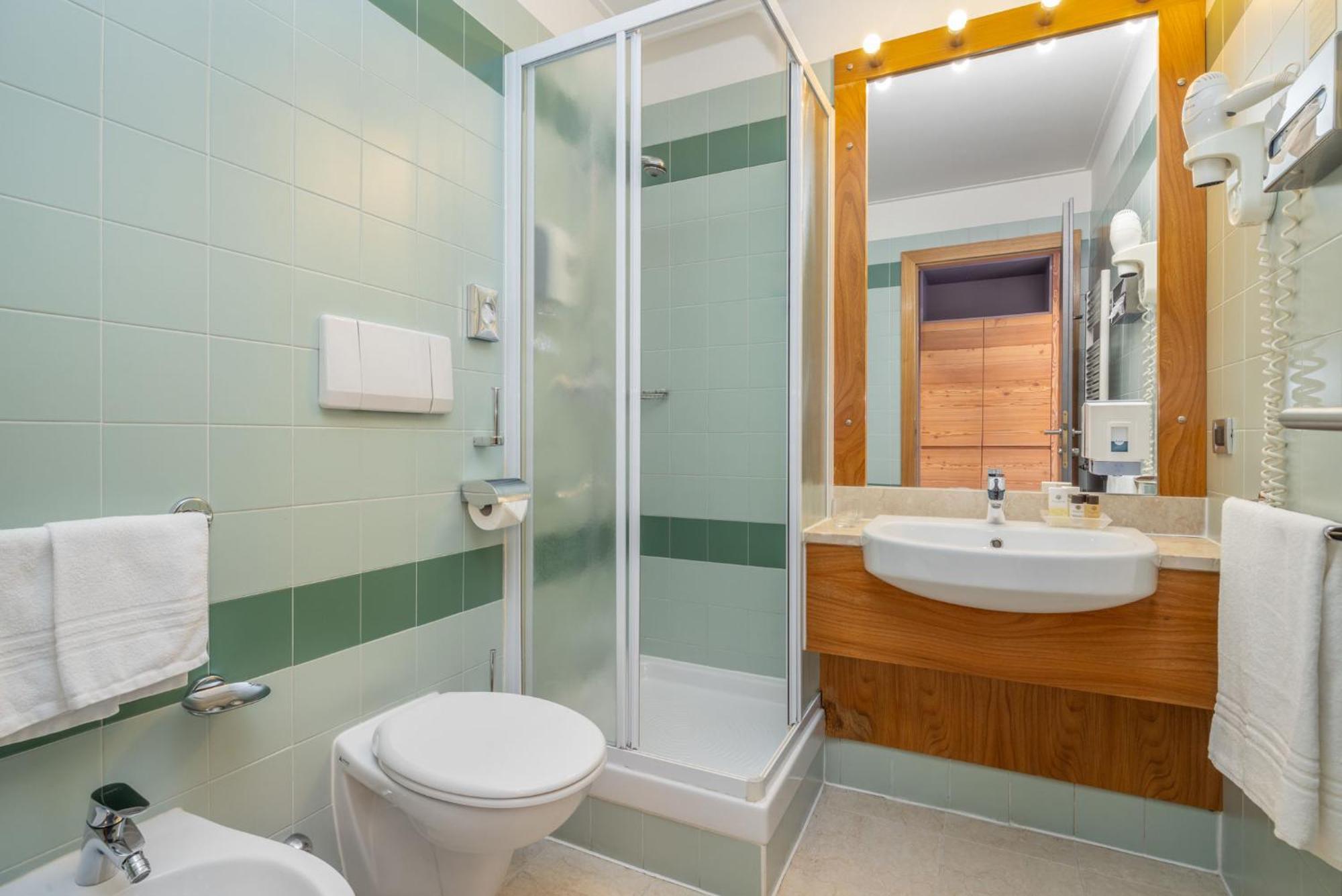 Alpholiday Dolomiti Wellness & Family Hotel Dimaro Ruang foto